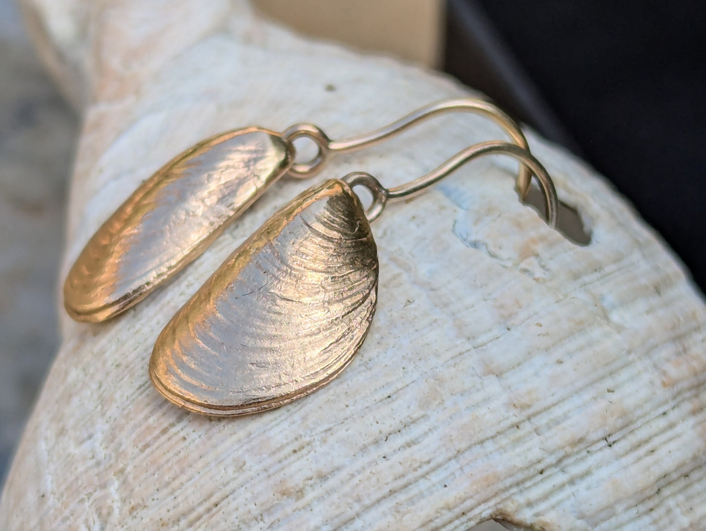 9ct solid gold Mussel Shell drop earrings